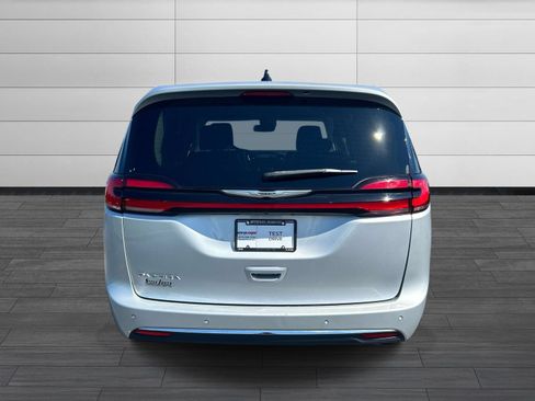 Used 2024 Chrysler Pacifica Touring-L FWD image 3