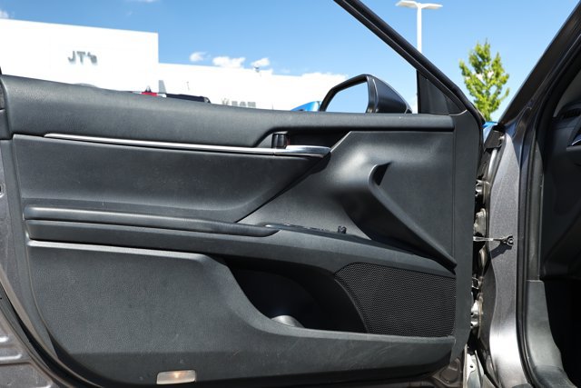 Used 2018 Toyota Camry SE FWD image 19