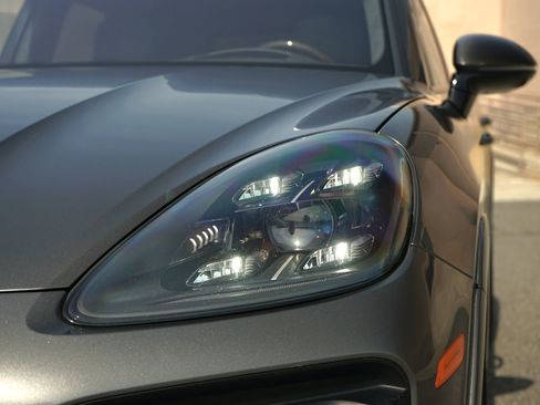 Used 2021 Porsche Cayenne GTS AWD/4WD image 8