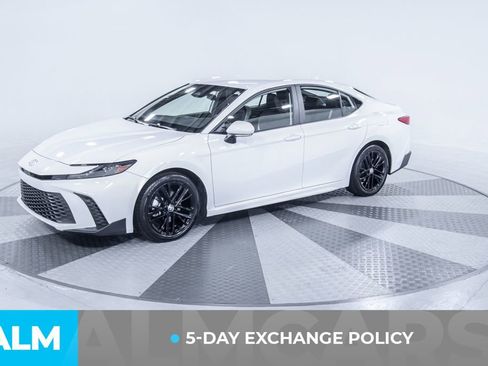 Used 2025 Toyota Camry SE image 3