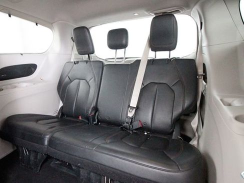 Used 2017 Chrysler Pacifica Touring-L Plus image 25