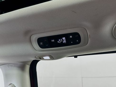 Used 2018 Chrysler Pacifica Limited w/ Tire & Wheel Group image 28