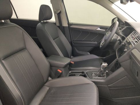 Used 2022 Volkswagen Tiguan SE w/ Panoramic Sunroof Package image 21