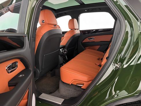 Used 2025 Bentley Bentayga image 26