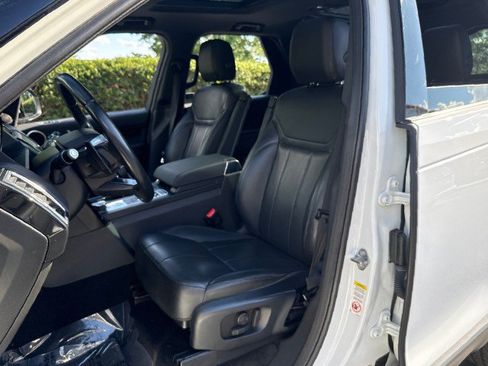 Used 2019 Land Rover Discovery SE AWD/4WD image 9
