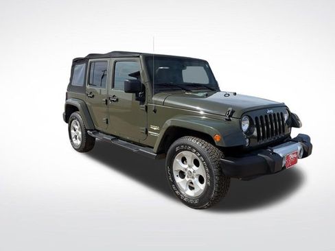 Used 2015 Jeep Wrangler Unlimited Sahara w/ Connectivity Group AWD/4WD image 9