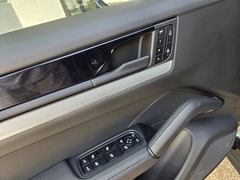 Used 2025 Porsche Cayenne image 14