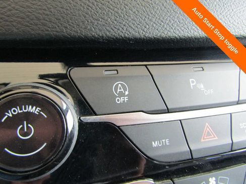 Used 2020 Chrysler Pacifica Touring-L FWD image 17