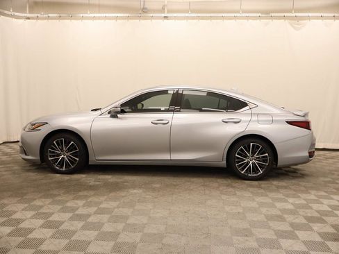 Used 2025 Lexus ES 300h w/ Premium Package FWD image 2