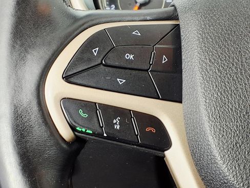 Used 2018 Jeep Cherokee Latitude w/ Altitude Package FWD image 16