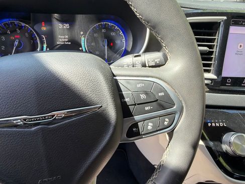 Used 2022 Chrysler Pacifica Touring-L FWD image 21