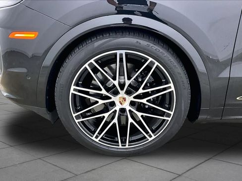 Used 2025 Porsche Cayenne S AWD/4WD image 11