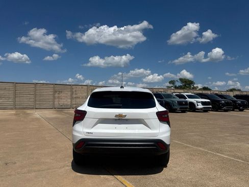 Used 2025 Chevrolet Trax LS FWD image 19