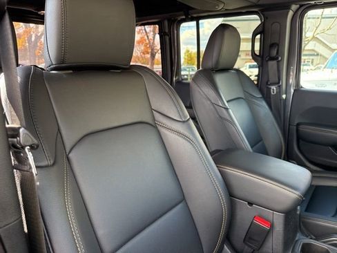 Used 2024 Jeep Wrangler Sahara image 29