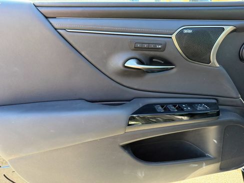 Used 2024 Lexus ES 300h Ultra Luxury w/ Accessory Package (Z2) FWD image 9