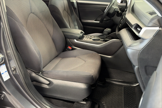 Used 2021 Toyota Highlander LE AWD/4WD image 23