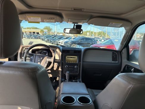 Used 2016 Lincoln Navigator Select image 10