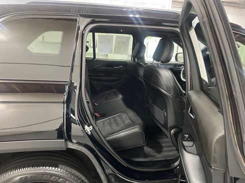Used 2023 Jeep Grand Cherokee Altitude AWD/4WD image 16