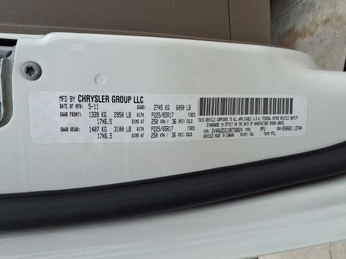 Used 2011 Volkswagen Routan SE FWD image 9