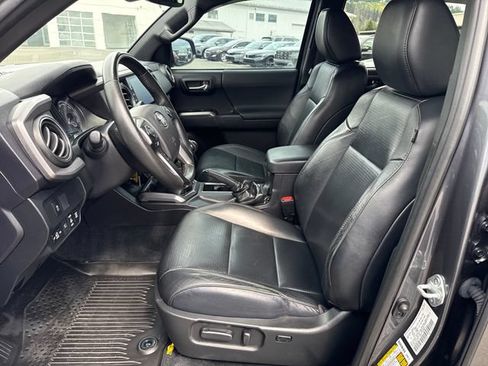 Used 2021 Toyota Tacoma TRD Off-Road w/ TRD Premium Off Road Package AWD/4WD image 17