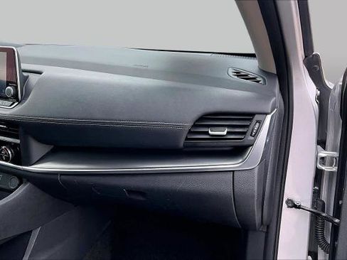 Certified 2025 Nissan Rogue SV FWD image 18