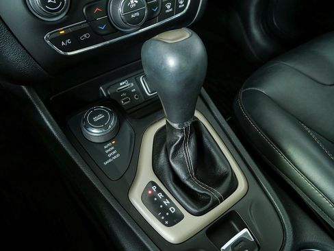 Used 2016 Jeep Cherokee Limited AWD/4WD image 16