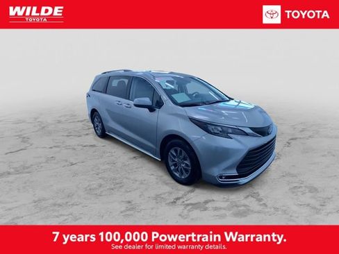 Certified 2024 Toyota Sienna XLE image 3