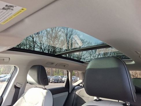 Certified 2025 Volkswagen Taos SE w/ Panoramic Sunroof Package image 21