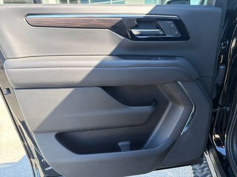 Used 2025 Chevrolet Suburban Z71 AWD/4WD image 60