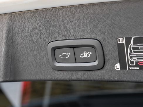 Used 2021 Volvo XC40 T4 R-Design image 59