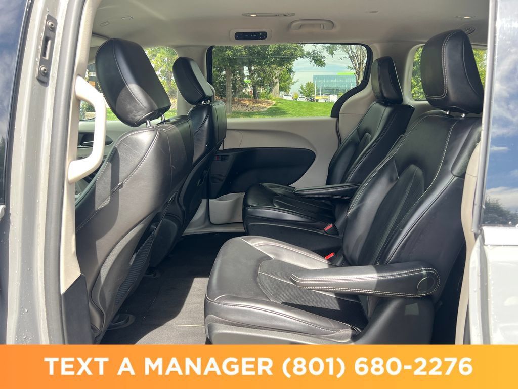 Used 2023 Chrysler Pacifica Touring-L FWD image 13