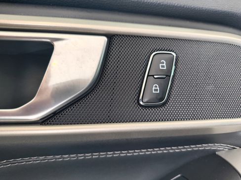 Used 2023 Ford Explorer XLT image 12