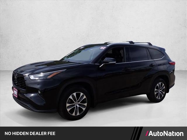 Used 2022 Toyota Highlander XLE AWD/4WD image 1