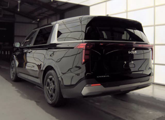 Used 2025 Kia Carnival FWD image 3