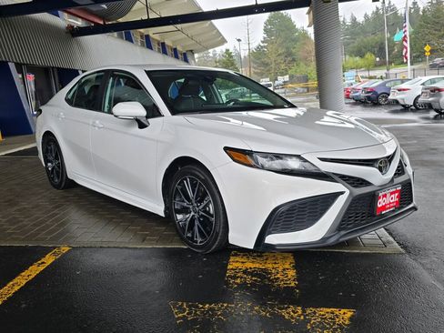 Used 2024 Toyota Camry SE w/ Cold Weather Package FWD image 3