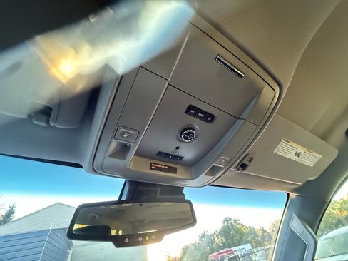 Used 2015 Chevrolet Suburban LT image 27