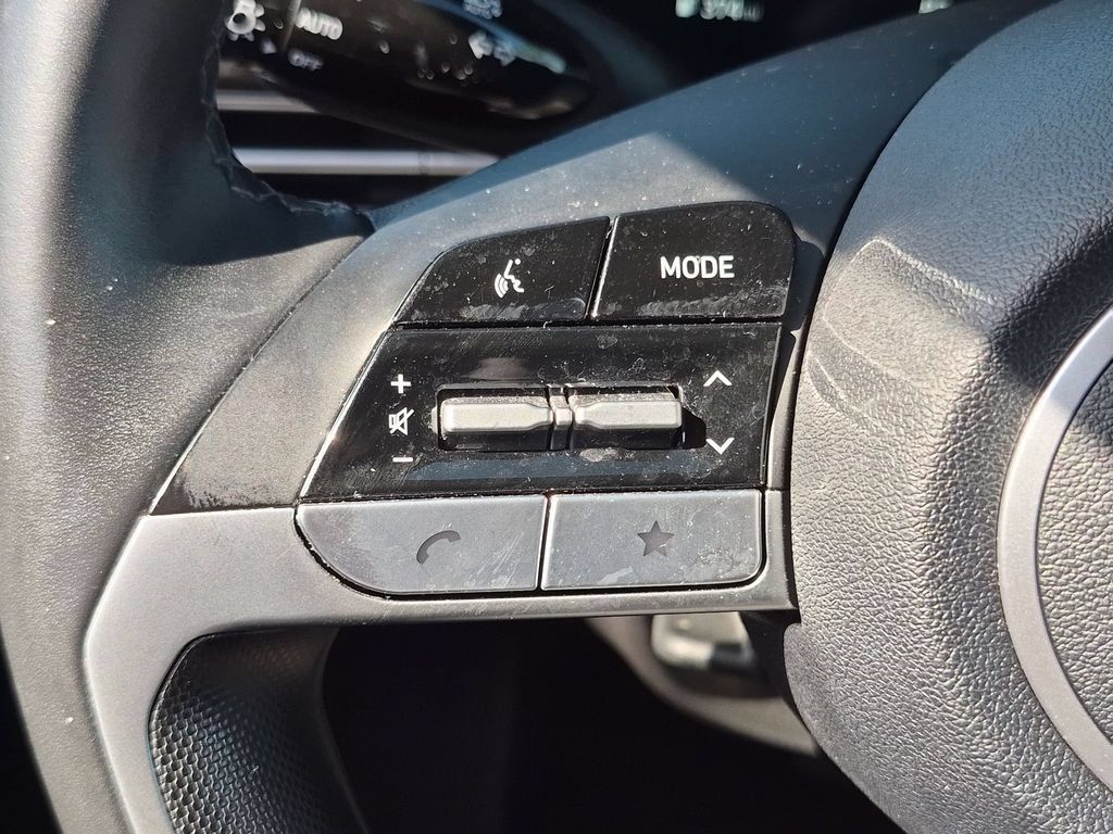 Used 2025 Hyundai Elantra SEL FWD image 21