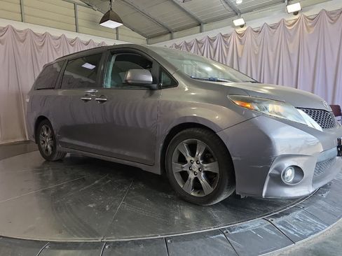 Used 2015 Toyota Sienna SE w/ SE Preferred Package FWD image 10