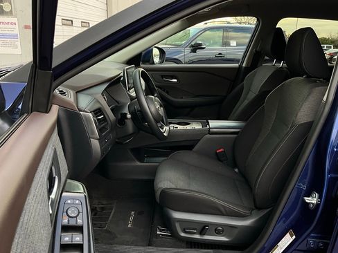 Used 2023 Nissan Rogue SV image 10