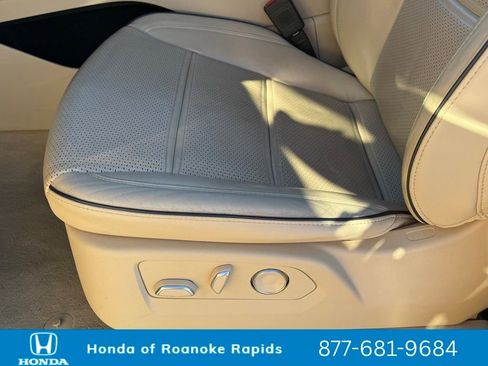 Used 2024 Cadillac Escalade Premium Luxury image 29