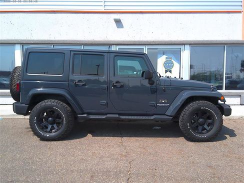 Used 2017 Jeep Wrangler Unlimited Sahara w/ Dual Top Group AWD/4WD image 4