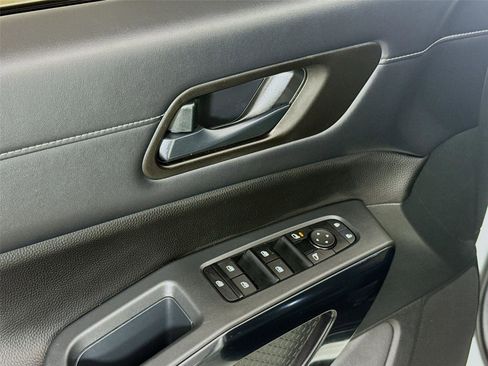 Used 2024 Nissan Pathfinder SV image 17