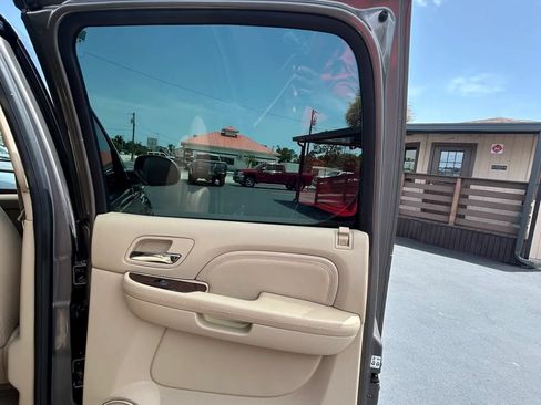 Used 2013 Cadillac Escalade ESV Luxury RWD image 17