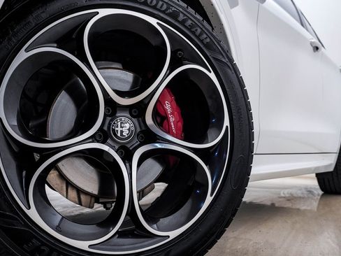 Used 2023 Alfa Romeo Stelvio Veloce image 5