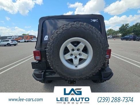 Used 2017 Jeep Wrangler Sahara w/ Connectivity Group AWD/4WD image 2