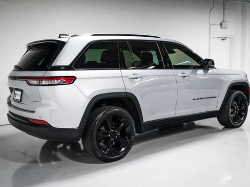 Used 2023 Jeep Grand Cherokee Altitude AWD/4WD image 3