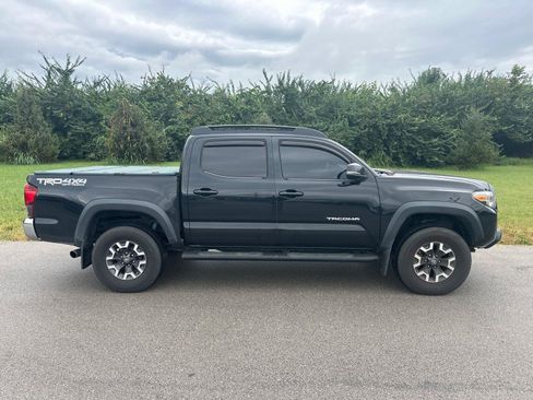 Used 2018 Toyota Tacoma TRD Off-Road AWD/4WD image 17