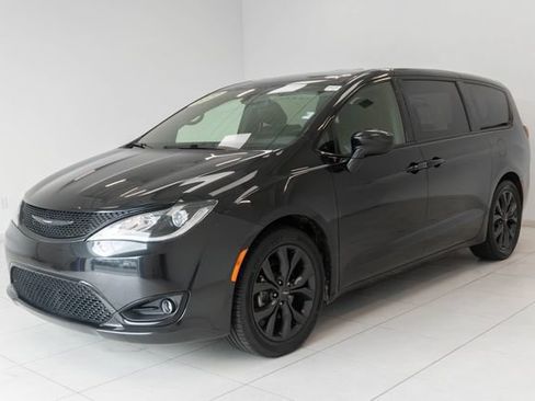 Used 2020 Chrysler Pacifica Touring w/ S Appearance Package FWD image 6