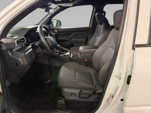 Used 2025 Toyota Tacoma SR w/ SR Upgrade Package AWD/4WD image 9