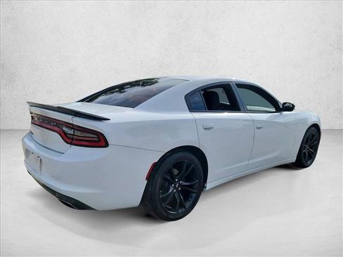Used 2017 Dodge Charger SE w/ Blacktop Package image 5